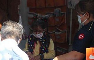 Parmağını sandalyeye sıkıştıran küçük kızın...