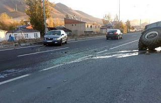 Pasinler’de otomobil traktöre çarptı