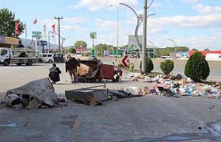 Petrol istasyonuna dalan taksi, hurda aracı ve otomobile...