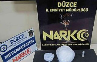 Polis 1 kiloya yakın metamfetamin ele geçirdi, 4...