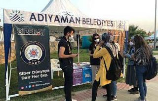 Polisler vatandaşları siber suçlara karşı uyardı