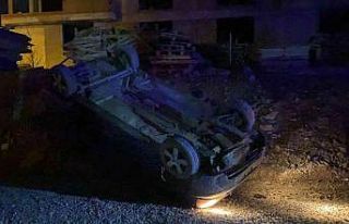 Polisten kaçarken araçları takla attı, kurtulan...