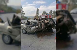 Renault otomobil kağıt gibi ezildi: 1 yaralı