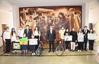 Resim yarışmasında dereceye giren öğrencilere...