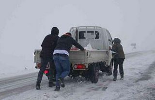 Sahara Geçidi’nde kar ve tipi