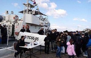 Sahil Güvenlik gemisine vatandaşlar akın etti