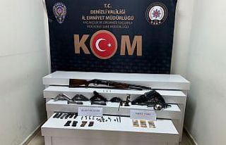 Sahte para ve kaçak silahla yakalandı