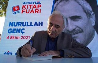 Şair Nurullah Genç, Altıeylül Kitap Fuarına hayran...