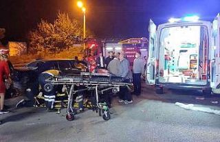 Sakarya’da iki otomobil çarpıştı: 2 yaralı