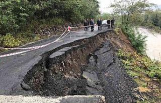 Salıpazarı’nda yol çöktü