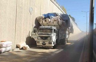 Saman yüklü kamyon alt geçide takıldı, yola savrulan...