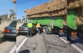 Saman yüklü kamyona otomobil çarptı: 4 yaralı