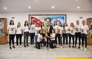 Şampiyon basketbolcular, kupa ve madalya sevincini...