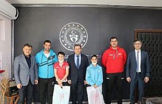 Şampiyon raketlerden Kabakcı’ya ziyaret