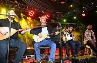 Sanatçı belediye başkanı sazın sesini duyunca...