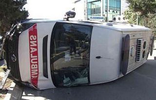 Sancaktepe’de devrilen ambulanstan burunları bile...