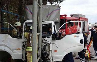 Sancaktepe’de yön tabelası direğine çarpan kamyonet...