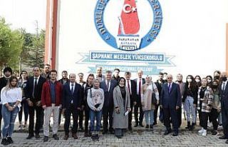 Şaphane MYO’yu kongrede temsil eden öğrencilere...