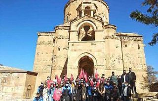 Saray ve Başkale’deki öğrenciler Akdamar Adası’nı...