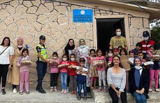 Şehit eşi ve gençlerden köy okulu öğrencilerine...