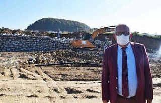 Şehit Mezarlığı’nın duvarları örülüyor