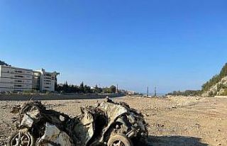 Sel sonrası ortada kalan araç alınmayı bekliyor