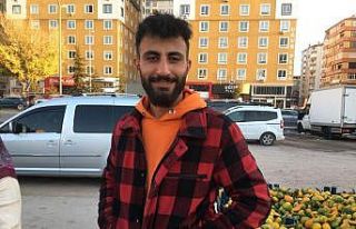 Semt pazarının neşeli çaycısı