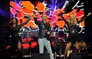 Serdar Ortaç Kemer’i coşturdu