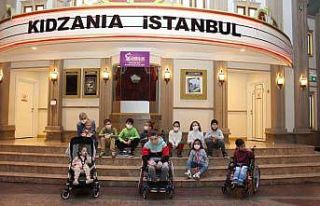 Serebral palsi hastası çocuklar, ebeveynleriyle...