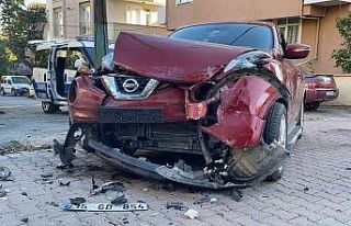 Servis minibüsü ile çarpışan otomobildeki çocuk...