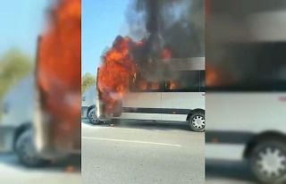 Seyir halindeki minibüs alevlere teslim oldu