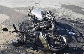 Seyir halindeki motosiklet yanarak küle döndü