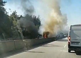 Seyir halindeki tıra arkadan çarpan kamyon alev...