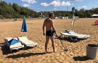 Sezon bitti, Rus turist elinde dedektörle sahile...