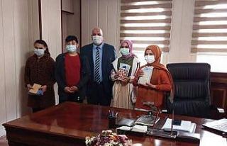 Şiir yarışmasında dereceye girenlere ödülleri...