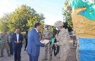 Siirt Valisi Hacıbektaşoğlu tandır ekmeğini Mehmetçikle...