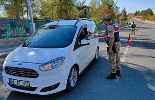 Siirt’te jandarma ekipleri, vatandaşlara maske...
