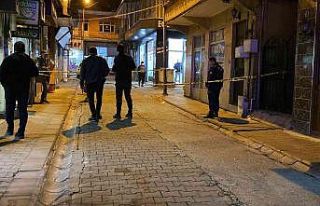 Silahla çevreye ateş açıp işyerinin camlarına...