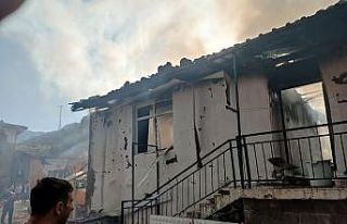 Simav’daki yangında iki ev yandı