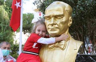 Site sakinleri Cumhuriyet coşkusunu Atatürk büstü...