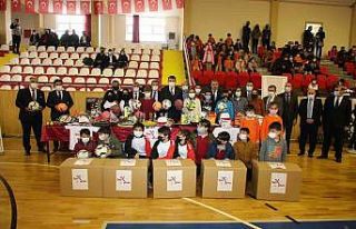 Sivas Valiliği’nden spor malzemesi desteği