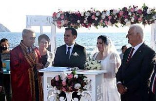 Siyasetçileri buluşturan nikah