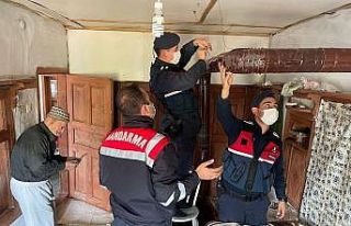 Sobasını kuramayan yaşlı çiftin yardımına jandarma...