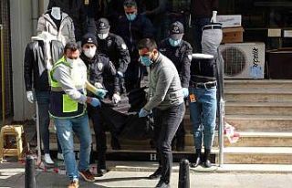 Soğukkanlı katil zanlısı silahı poşete koyup...