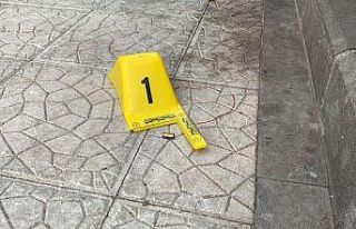 Sokakta karşılaşınca birbirlerini tabancayla yaraladılar