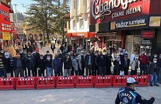 Sosyal mesafeyi unuttular, film seyreder gibi kazayı...