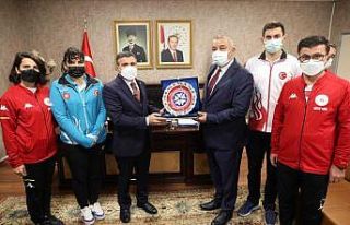 Sporcular Vali Atay’ı ziyaret etti