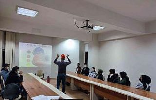 Stajyer öğrencilere temel iş sağlığı eğitimi...