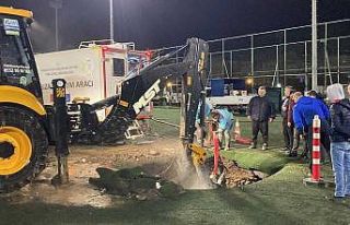 Su arızasını bulmak için futbol sahasını kazdılar
