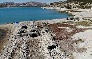 Sular çekilince ortaya çıkan Altınapa Hanı bütün...